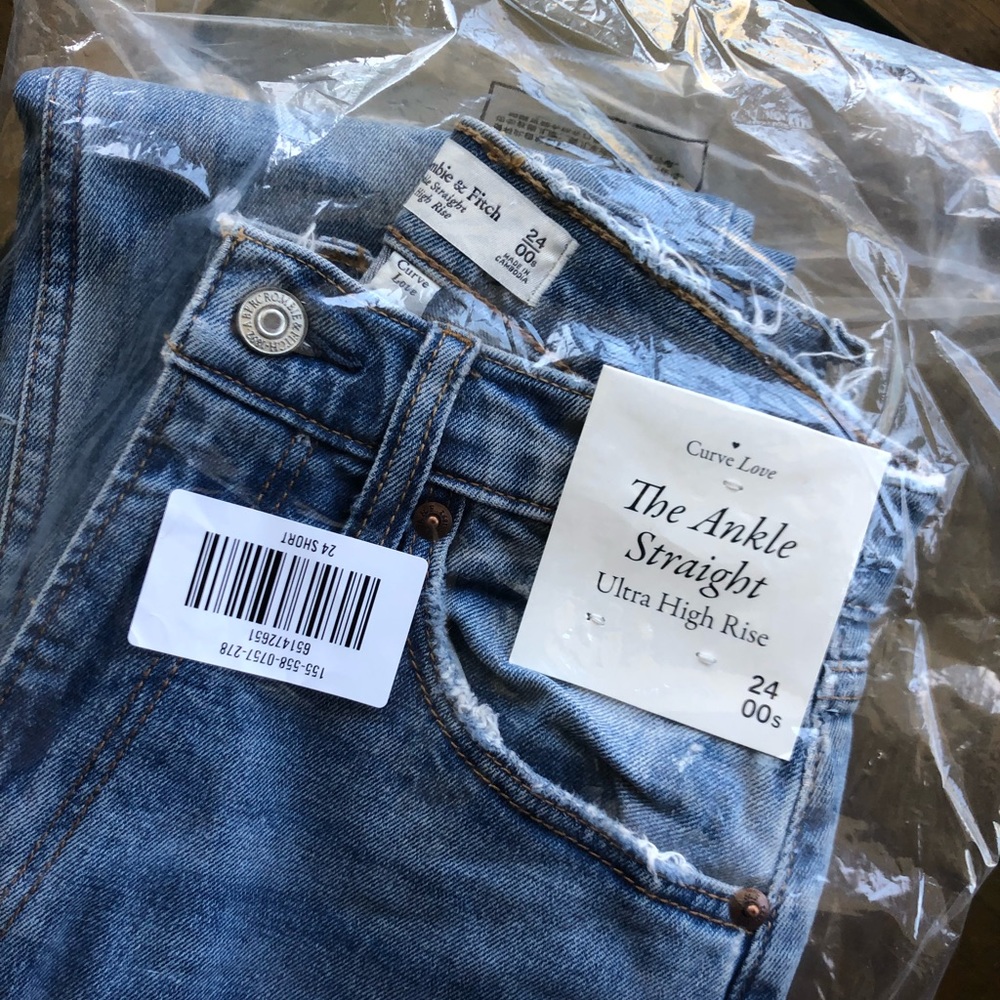A&F Curve Love Ultra High Rise Ankle Straight Jeans (24S)